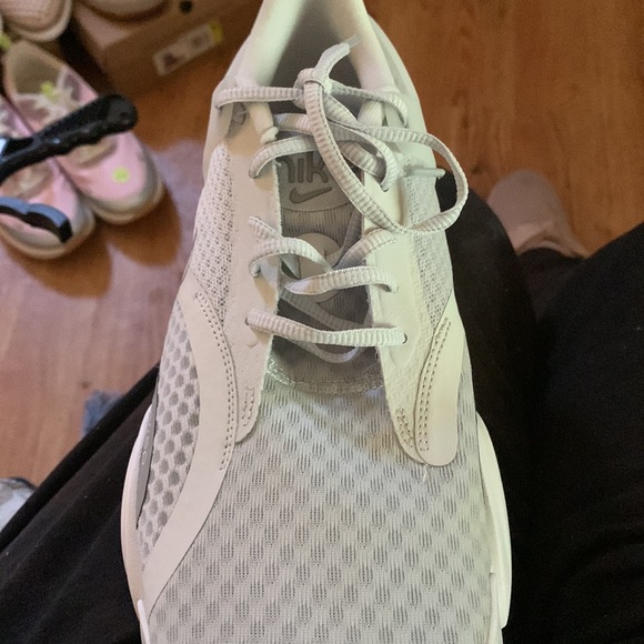 Nike mens white/ grey cross trainer size 8.5 brand new with box! Size 9.5/10 W - Picture 2 of 3